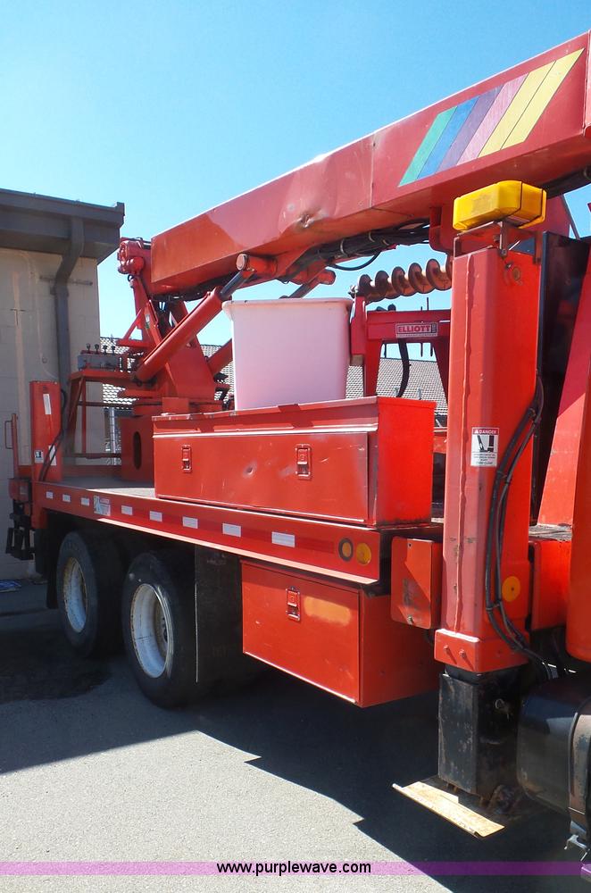 image for item K6923 1999 International 4900 digger derrick truck