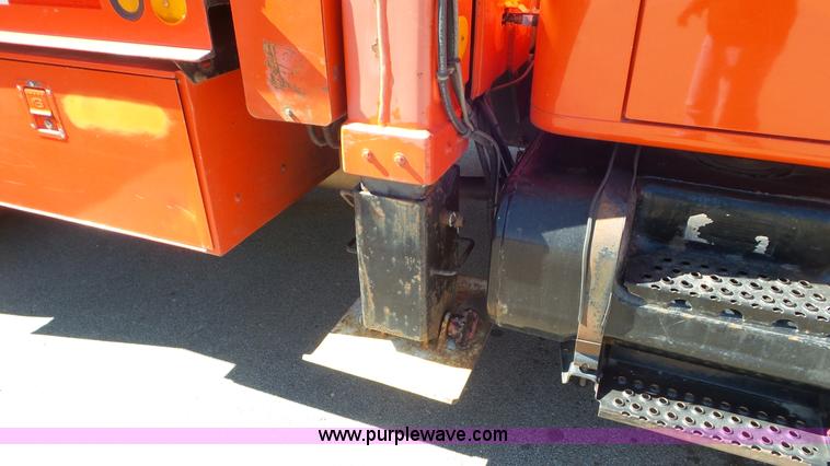 image for item K6923 1999 International 4900 digger derrick truck