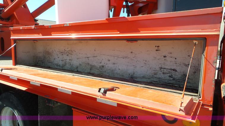 image for item K6923 1999 International 4900 digger derrick truck