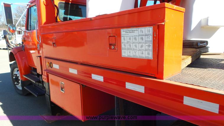 image for item K6923 1999 International 4900 digger derrick truck