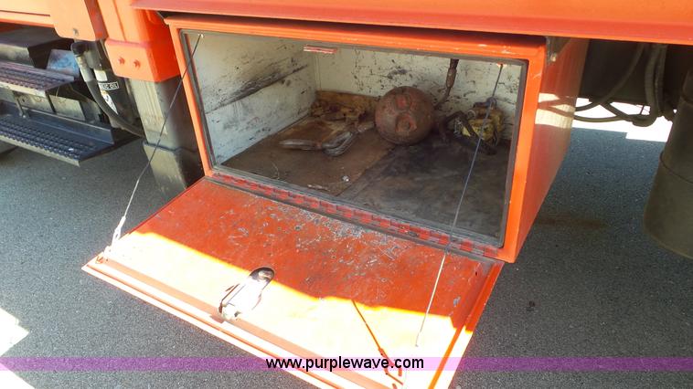 image for item K6923 1999 International 4900 digger derrick truck