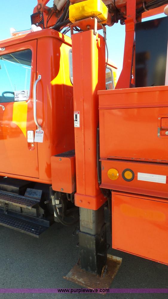 image for item K6923 1999 International 4900 digger derrick truck