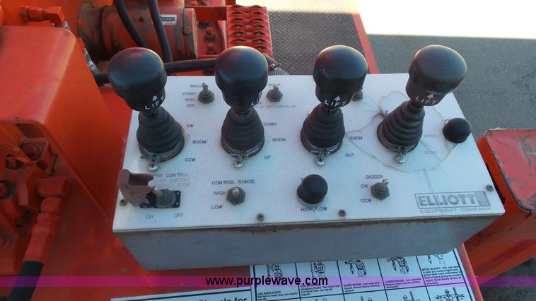 image for item K6923 1999 International 4900 digger derrick truck