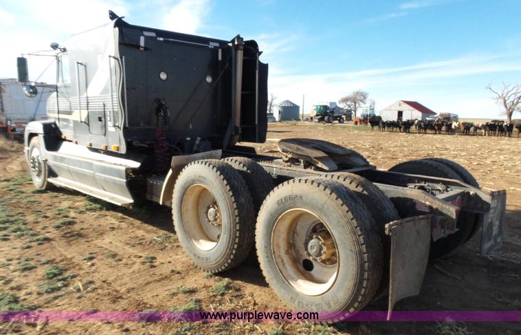 image for item J1254 1993 Freightliner FLD semi truck
