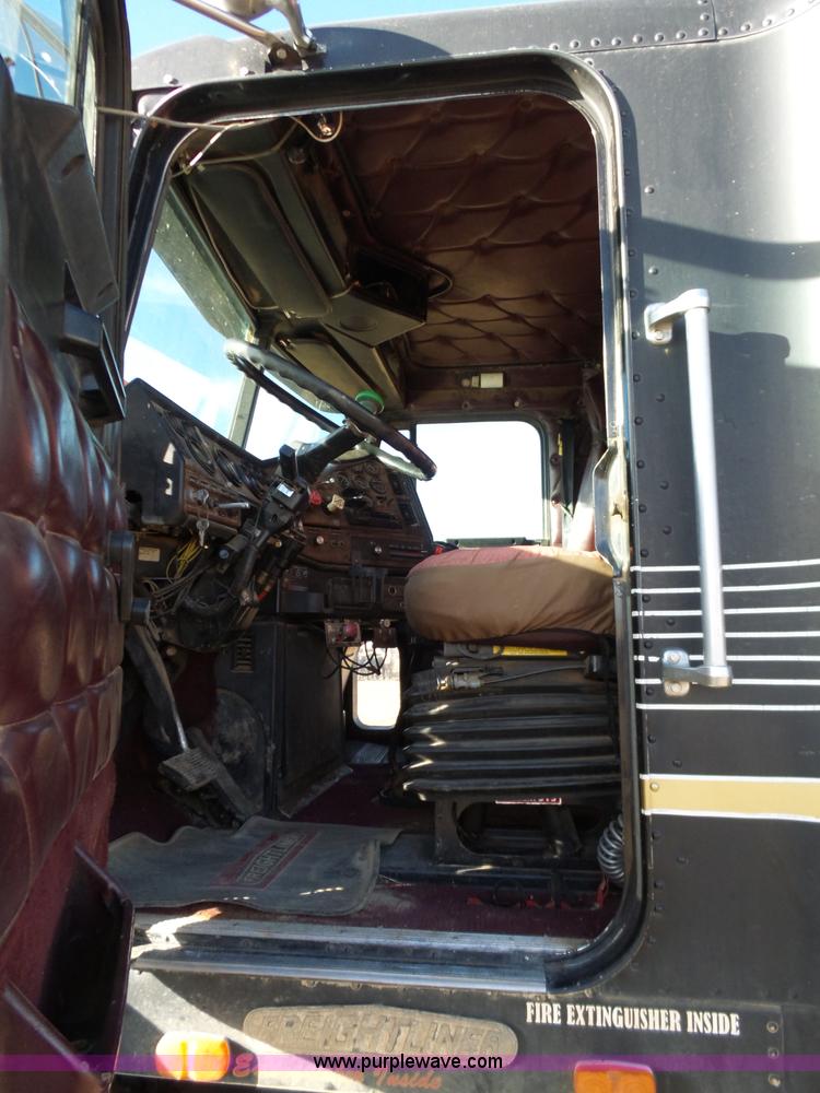 image for item J1254 1993 Freightliner FLD semi truck