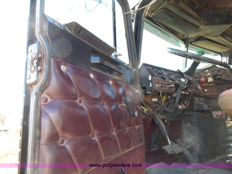 image for item J1254 1993 Freightliner FLD semi truck