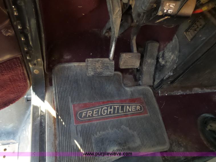 image for item J1254 1993 Freightliner FLD semi truck