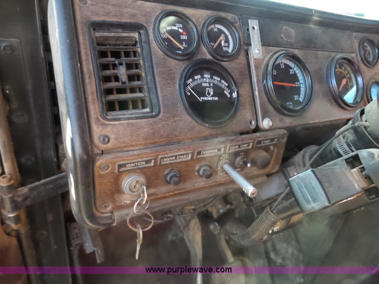 image for item J1254 1993 Freightliner FLD semi truck