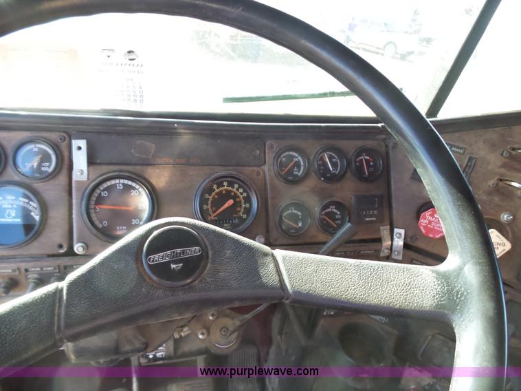 image for item J1254 1993 Freightliner FLD semi truck