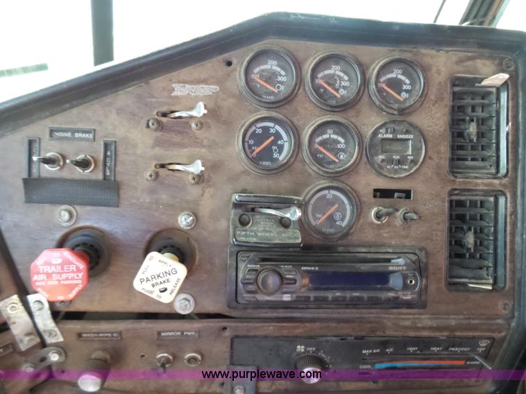 image for item J1254 1993 Freightliner FLD semi truck