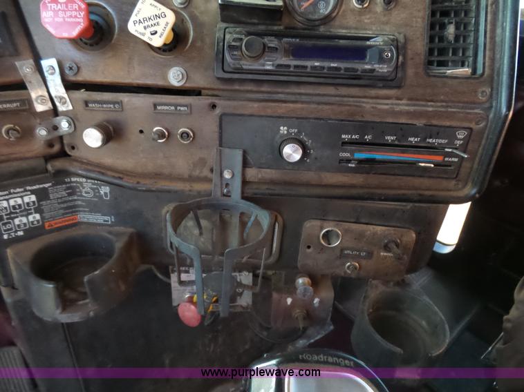 image for item J1254 1993 Freightliner FLD semi truck