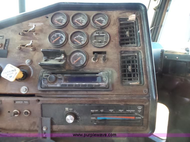 image for item J1254 1993 Freightliner FLD semi truck