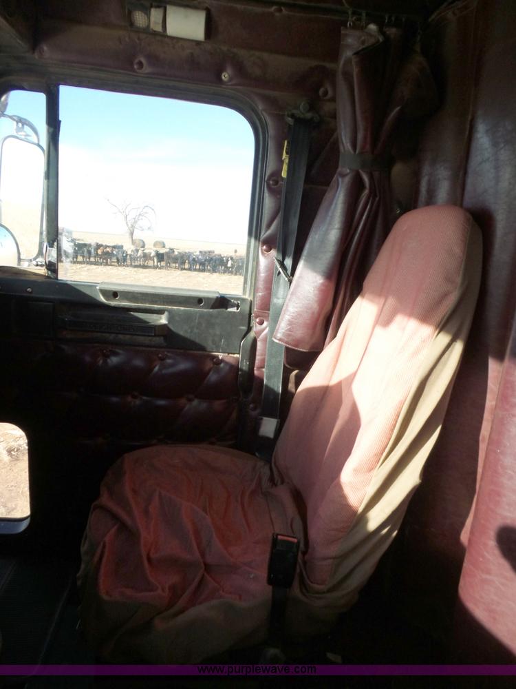 image for item J1254 1993 Freightliner FLD semi truck