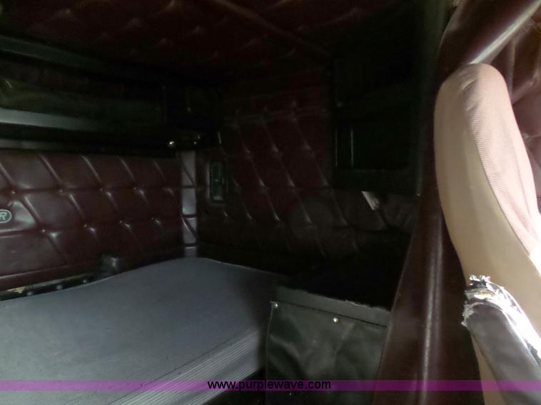 image for item J1254 1993 Freightliner FLD semi truck