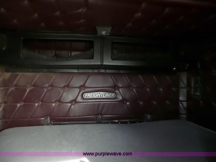 image for item J1254 1993 Freightliner FLD semi truck