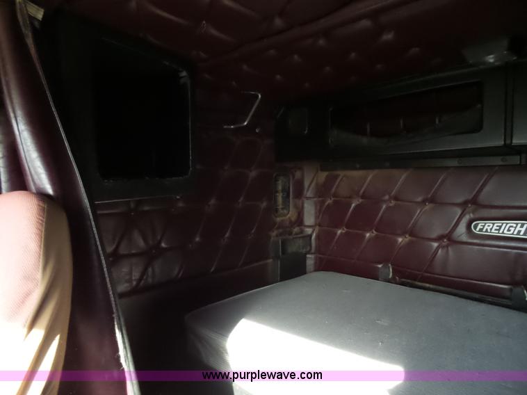 image for item J1254 1993 Freightliner FLD semi truck