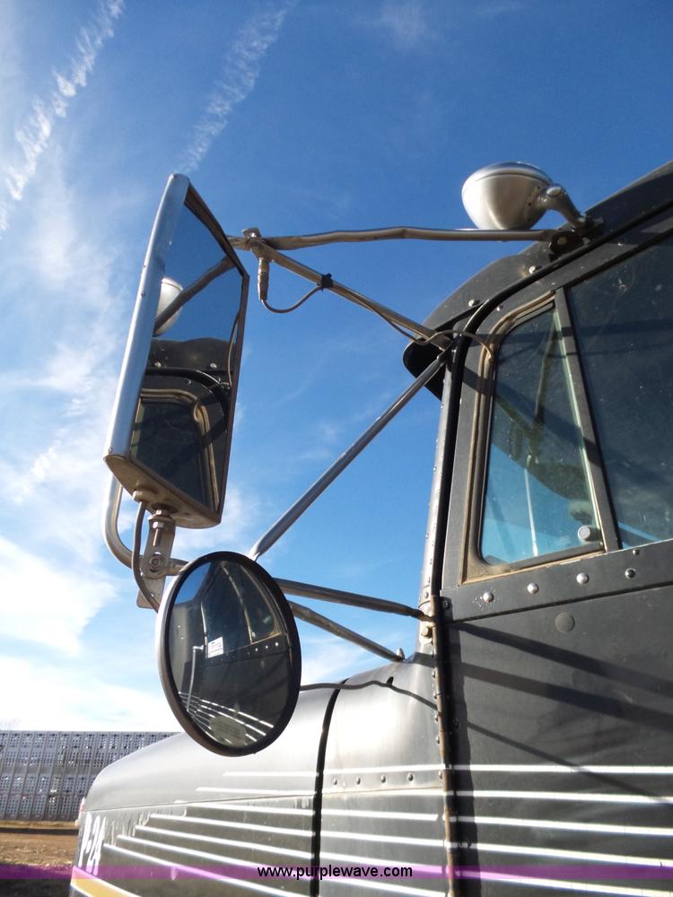 image for item J1254 1993 Freightliner FLD semi truck