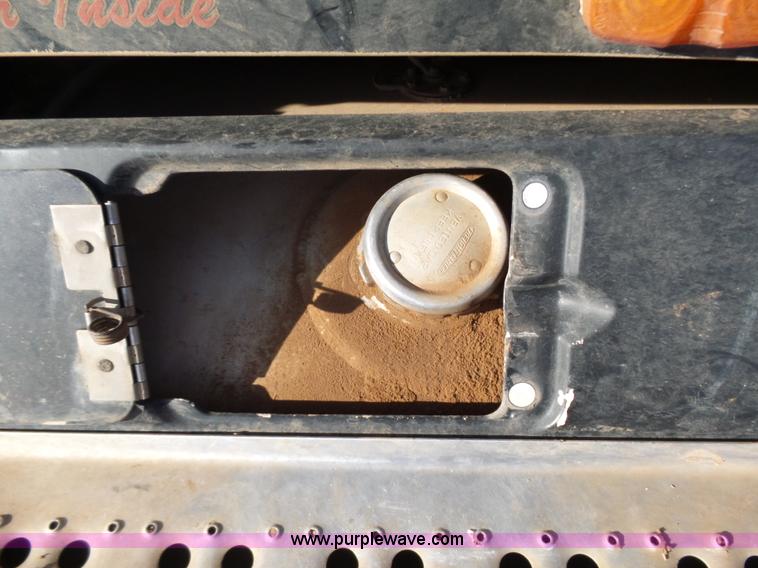 image for item J1254 1993 Freightliner FLD semi truck