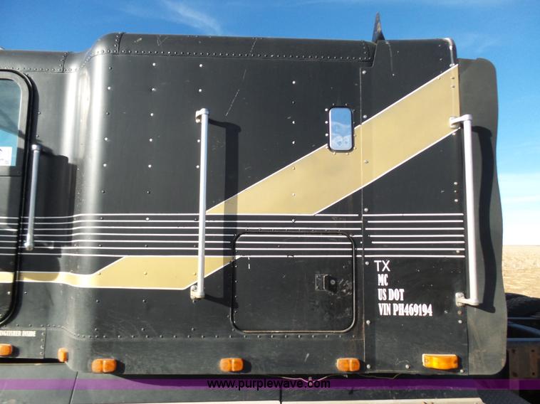 image for item J1254 1993 Freightliner FLD semi truck