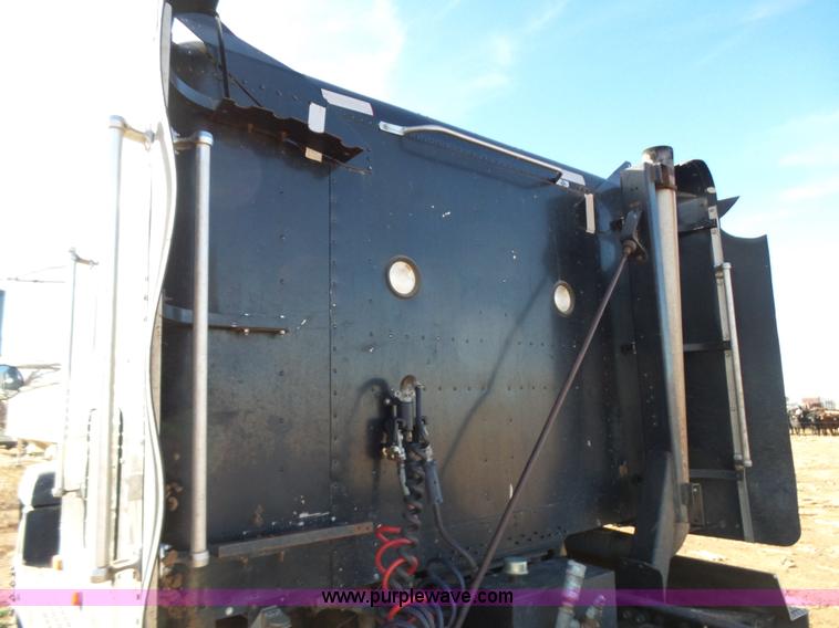 image for item J1254 1993 Freightliner FLD semi truck