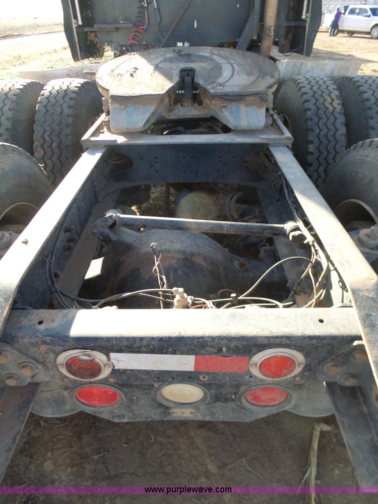 image for item J1254 1993 Freightliner FLD semi truck