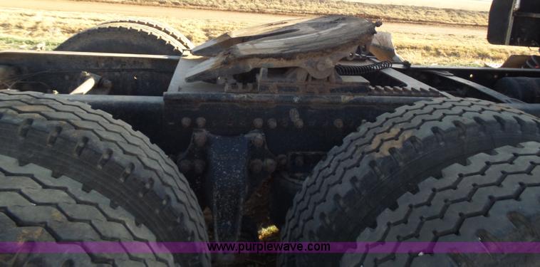 image for item J1254 1993 Freightliner FLD semi truck