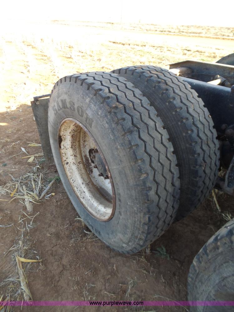 image for item J1254 1993 Freightliner FLD semi truck