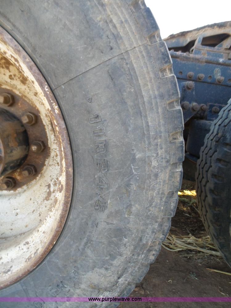 image for item J1254 1993 Freightliner FLD semi truck