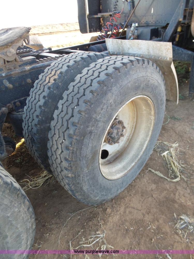 image for item J1254 1993 Freightliner FLD semi truck