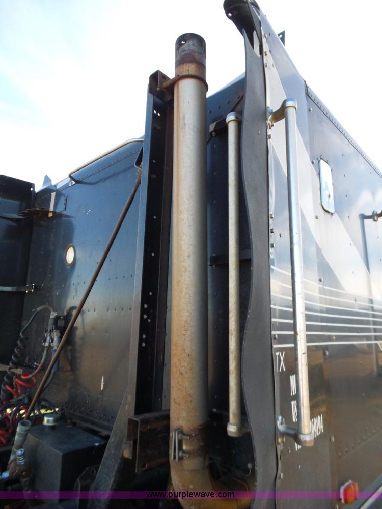 image for item J1254 1993 Freightliner FLD semi truck