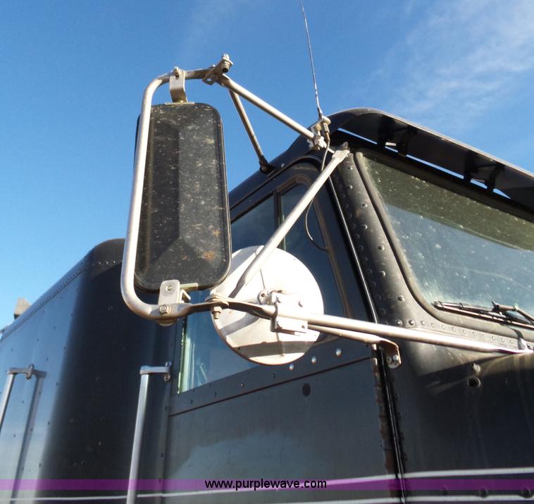 image for item J1254 1993 Freightliner FLD semi truck