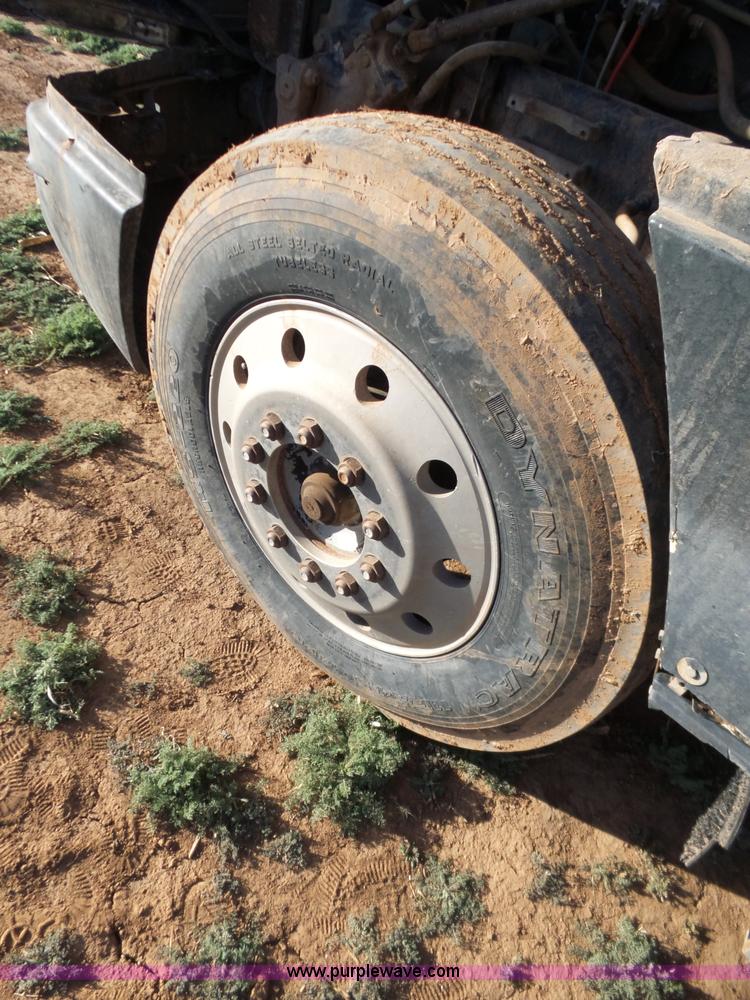 image for item J1254 1993 Freightliner FLD semi truck