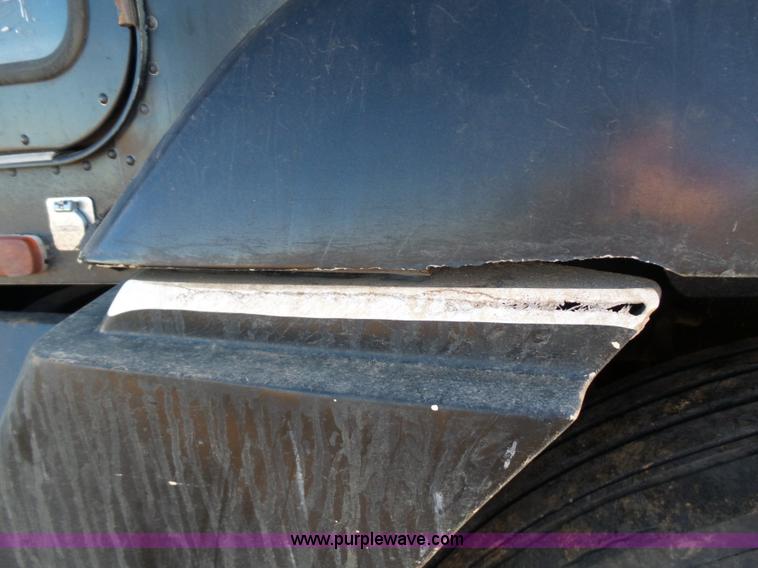 image for item J1254 1993 Freightliner FLD semi truck