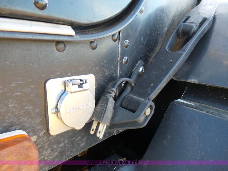 image for item J1254 1993 Freightliner FLD semi truck