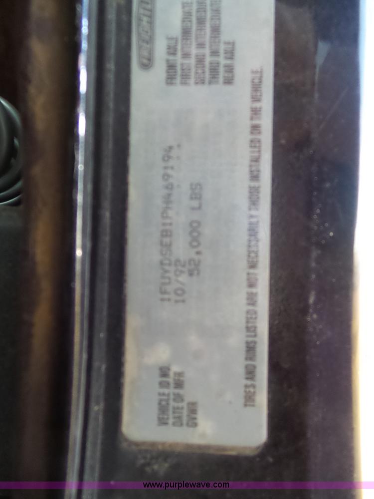 image for item J1254 1993 Freightliner FLD semi truck