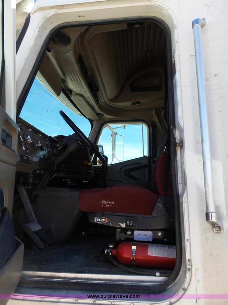 image for item J1258 2007 International 9400i semi truck