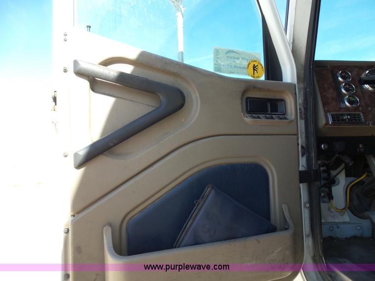 image for item J1258 2007 International 9400i semi truck