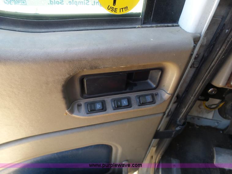 image for item J1258 2007 International 9400i semi truck