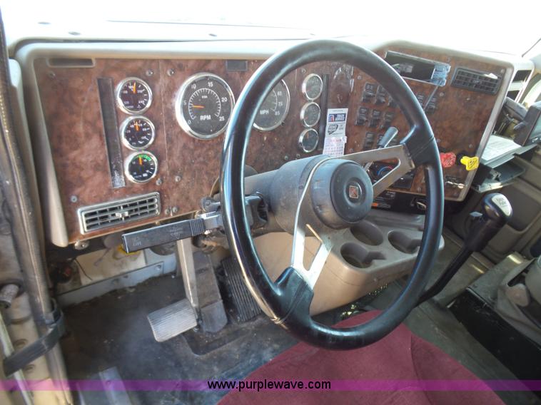 image for item J1258 2007 International 9400i semi truck