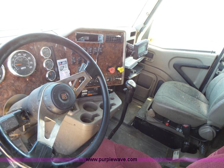 image for item J1258 2007 International 9400i semi truck