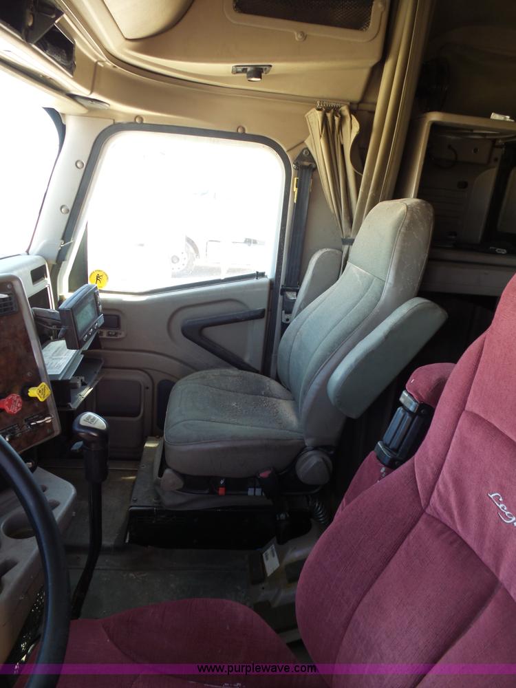 image for item J1258 2007 International 9400i semi truck