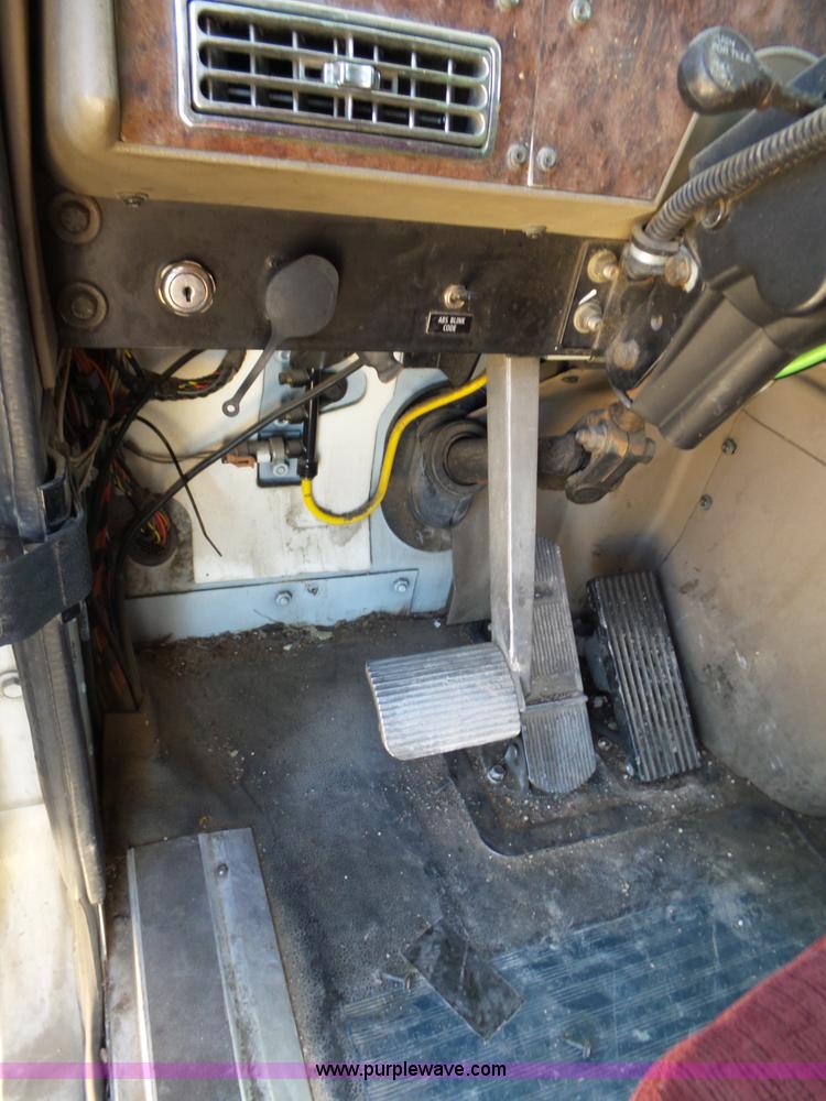 image for item J1258 2007 International 9400i semi truck