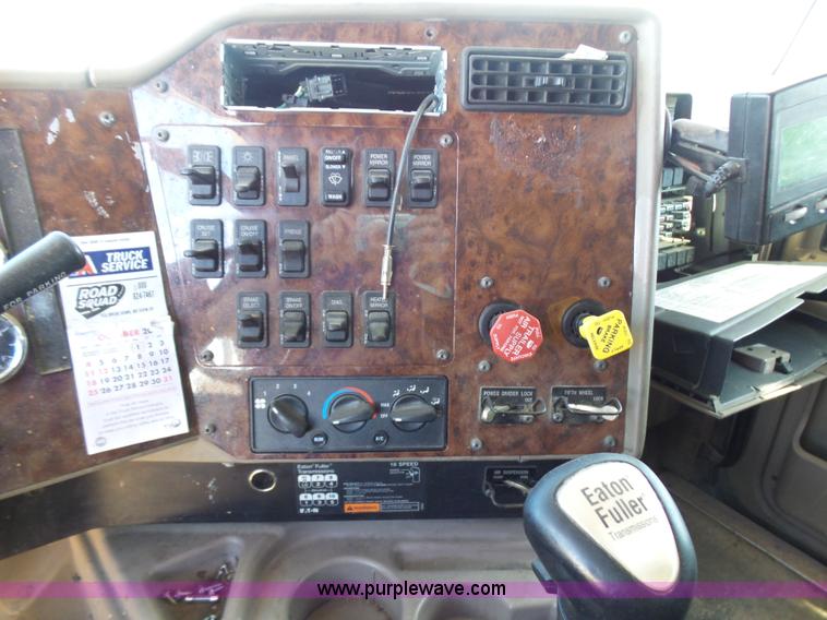 image for item J1258 2007 International 9400i semi truck