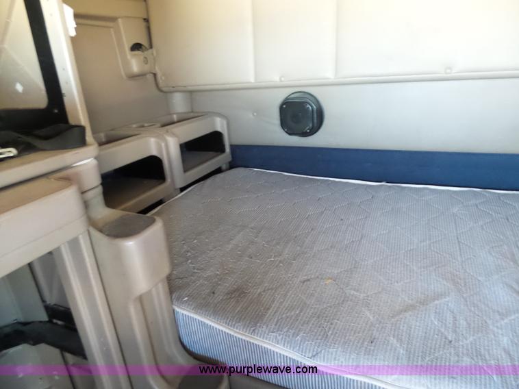 image for item J1258 2007 International 9400i semi truck