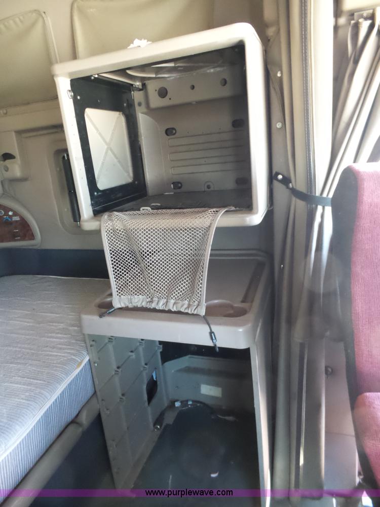 image for item J1258 2007 International 9400i semi truck