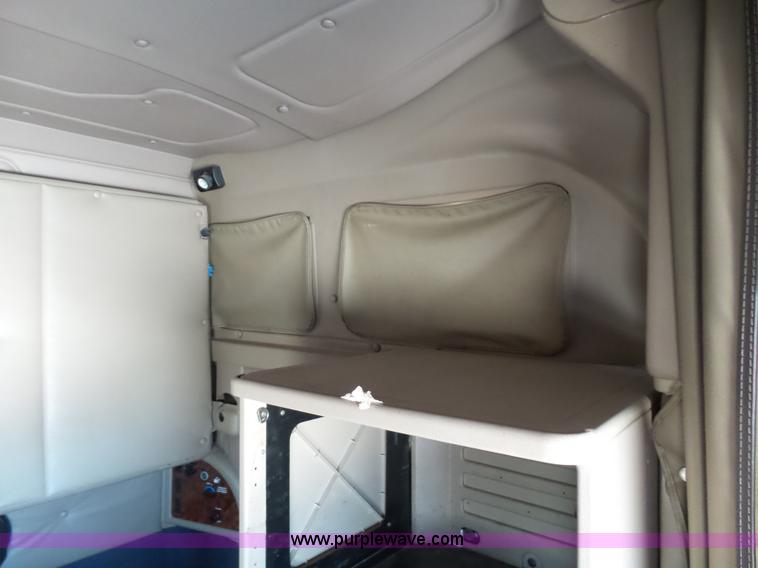 image for item J1258 2007 International 9400i semi truck