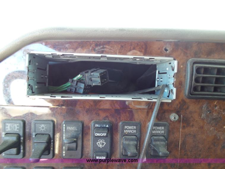 image for item J1258 2007 International 9400i semi truck