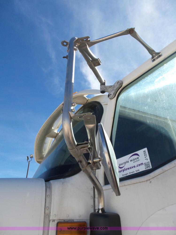 image for item J1258 2007 International 9400i semi truck