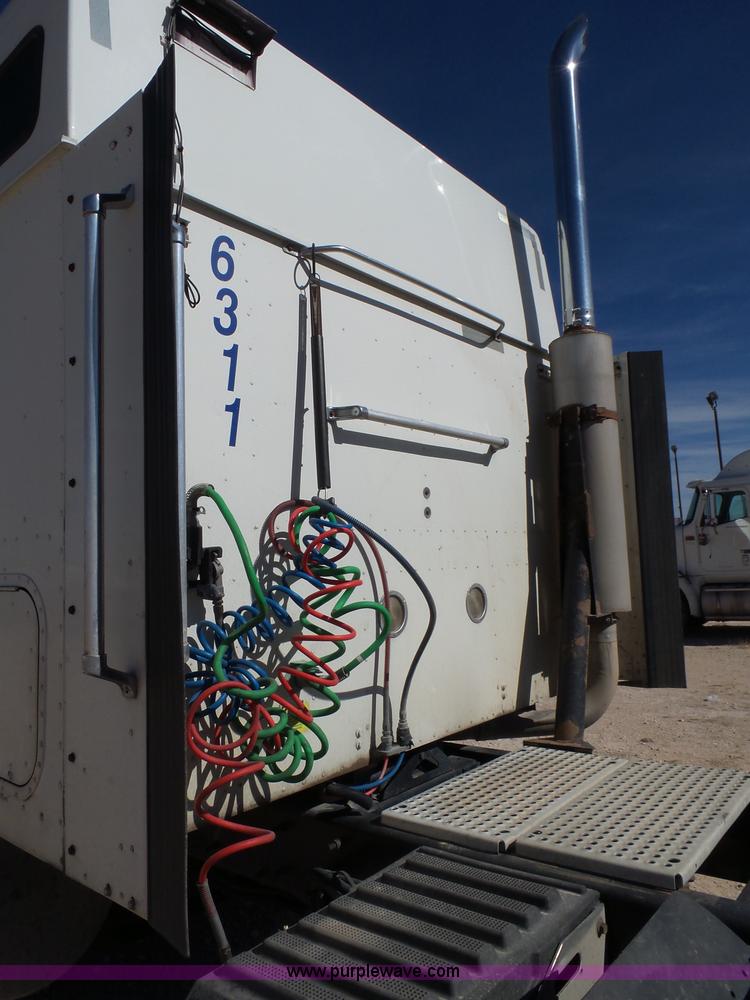 image for item J1258 2007 International 9400i semi truck