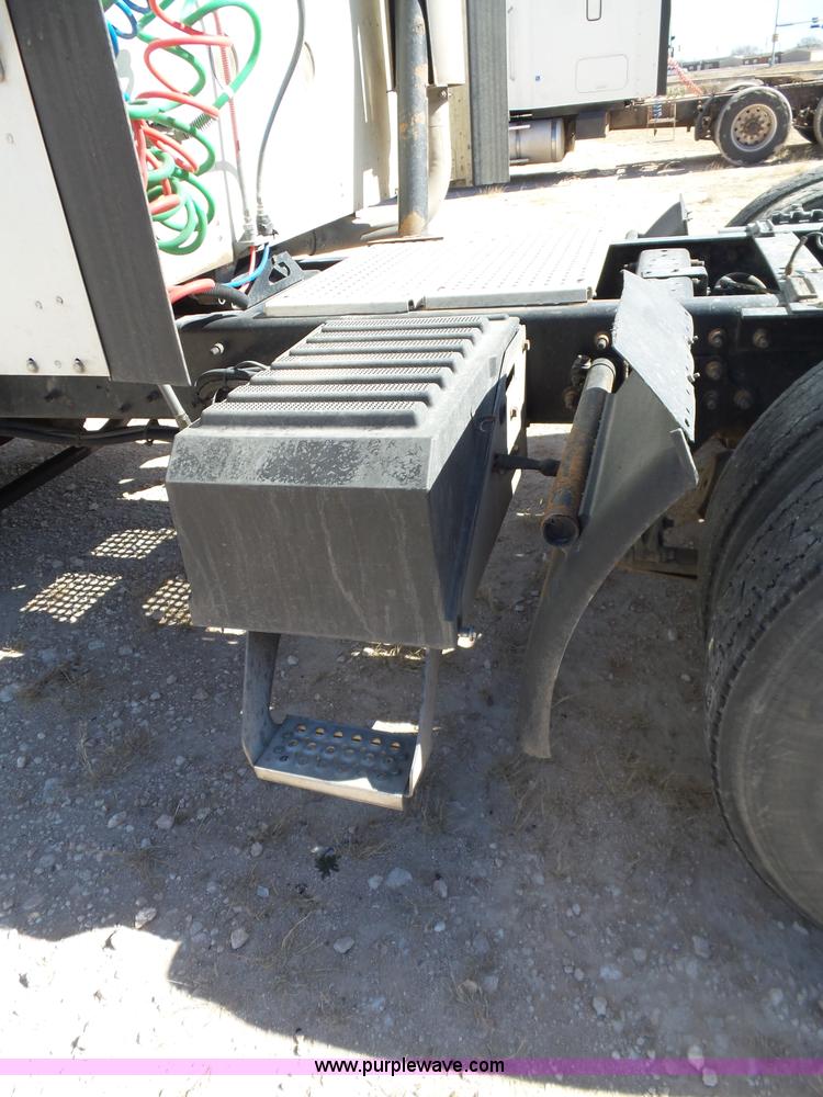 image for item J1258 2007 International 9400i semi truck